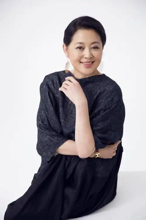 回顾倪萍曾主持13次春晚为治儿子眼疾倾家荡产如今她过的怎样