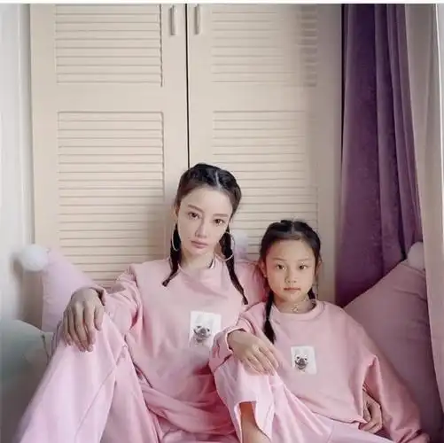 8岁甜馨时尚范不输妈妈首次t台走秀气场十足台下李小璐好骄傲