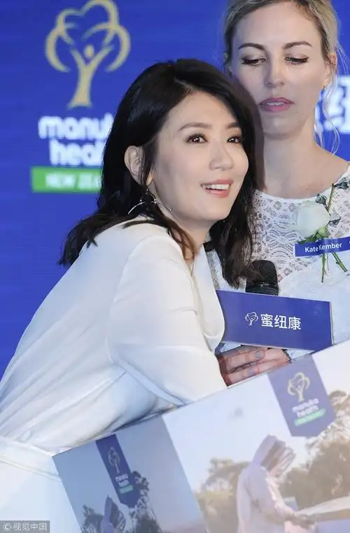 43岁贾静雯出席活动白裙优雅笑出双下巴