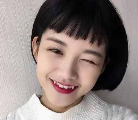 这款发型特别适合中学生,将头发剪到肩膀上面一些的位置,然后将发尾