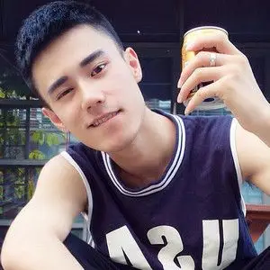 微博90后帅哥示范国字脸长脸男生好看的短发