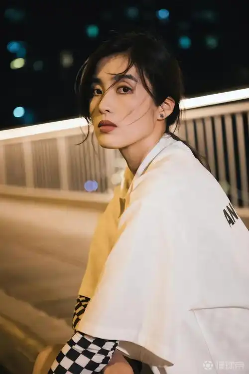 赵丽娜演绎帅气学姐风格城市夜色难掩长腿吸睛