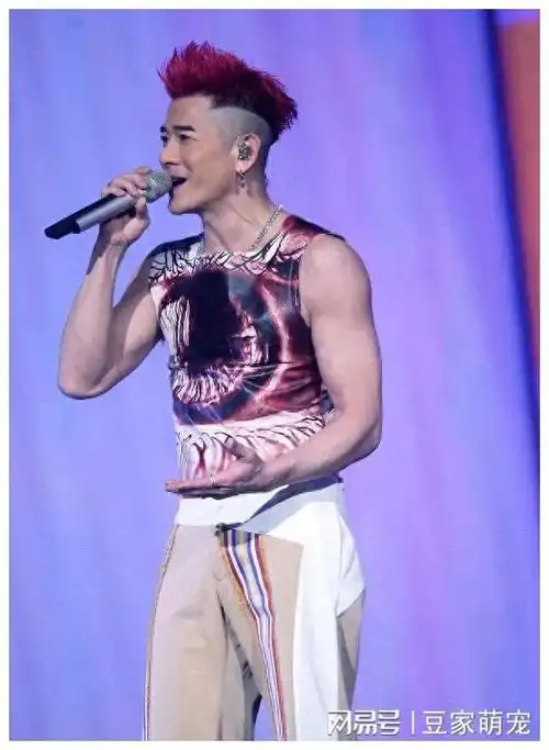 方媛母女仨现身郭富城演唱会俩女儿挥荧光棒跟爸爸互动好有爱