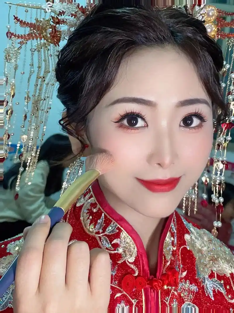给网红化新娘妆是一种什么体验.发了朋友圈好多人评论我才知 - 抖音