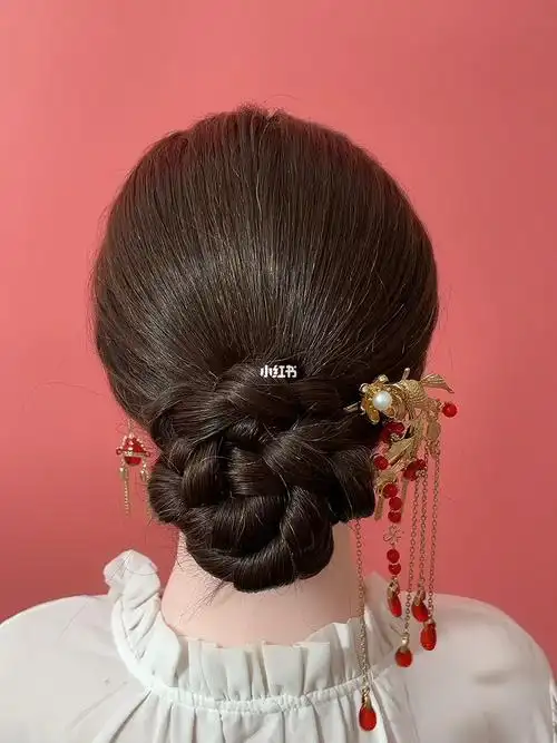 穿旗袍头发这样扎才显发量