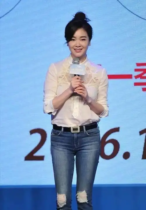 42岁左小青好真实,穿白衬衫配牛仔裤淡妆亮相,生图皮肤太惊艳