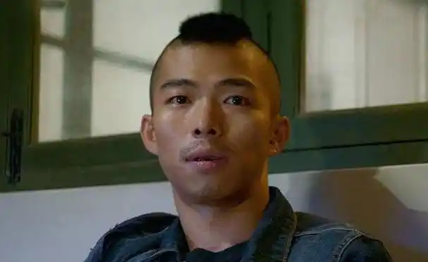 36岁出演《药神》中的黄毛,换发型后堪比整容,网友:谢霆锋?