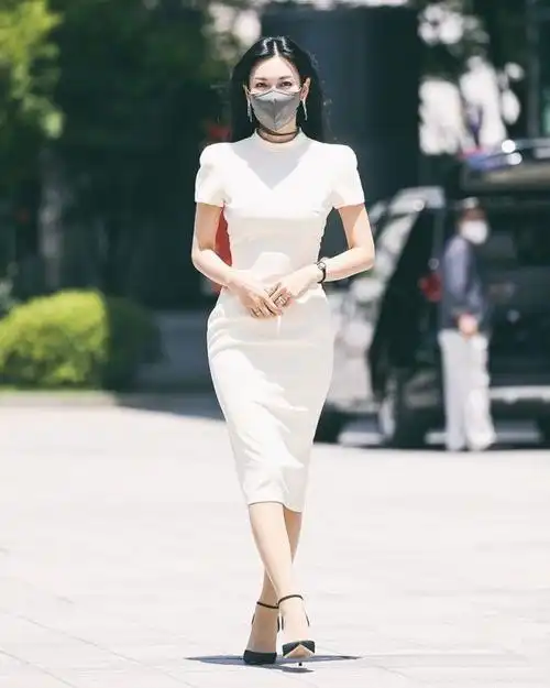 金素妍身材真让人羡慕腰细腿长衣品棒一点不像40岁的人