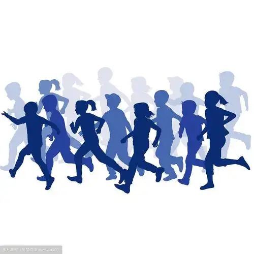 一群孩子的剪影奔跑着