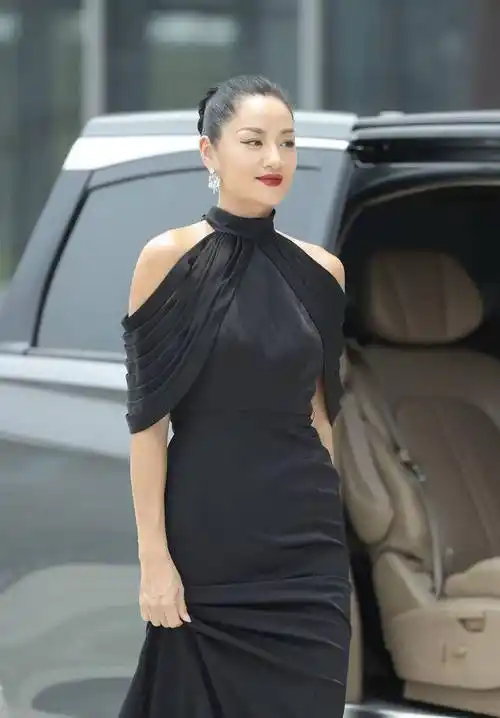 "腿精"瞿颖25岁到45岁被3个男人辜负,身穿黑色礼服,气场十足_照片
