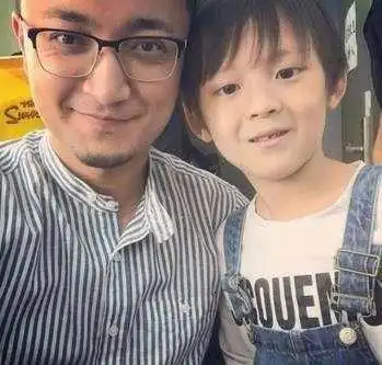 尼格买提微博晒一家三口合照妻子好美何岩柯说儿子更帅些