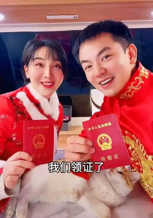 31岁男星官宣结婚妻子高颜值不输女明星为省钱至今住狭窄房车