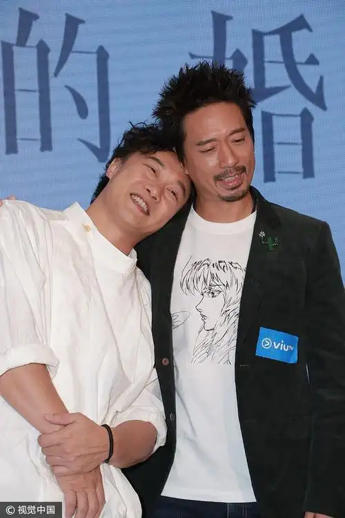陈奕迅靠郭伟亮肩膀似"二百斤的孩子" 余香凝一身黑灰出席略显老气
