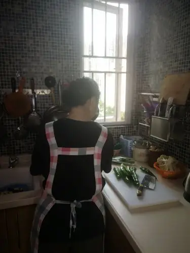 愿妈妈做饭的背影永远被你熟悉