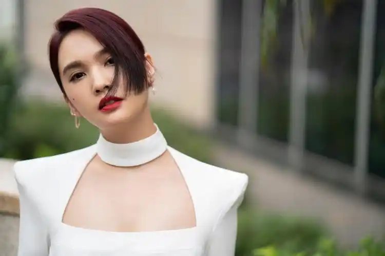 杨丞琳身着纯白炫酷连体套装 随性潇洒,彰显更多可能