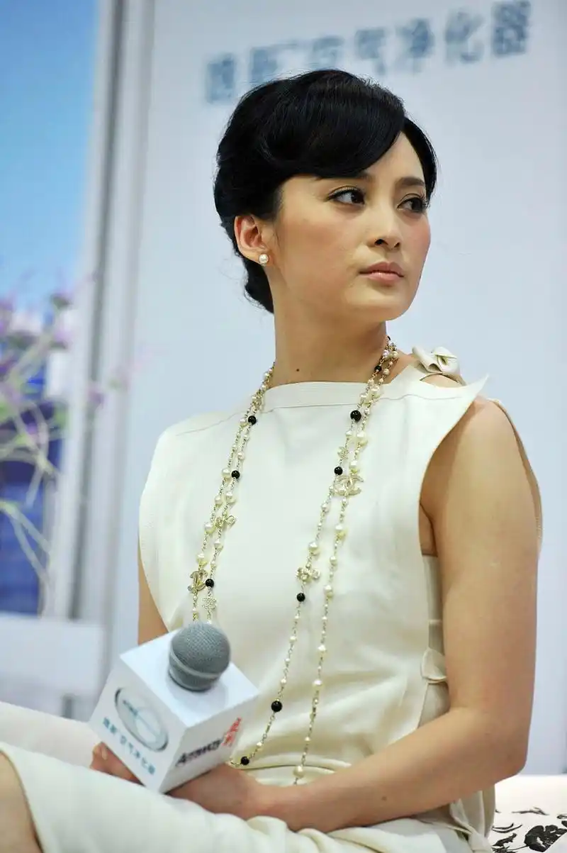 娱乐最前沿# #娱乐八卦# 蒋勤勤,1975年9月3日出生于中国重庆市南岸