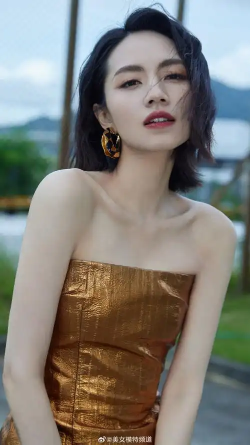 刘惜君一身金色抹胸裙