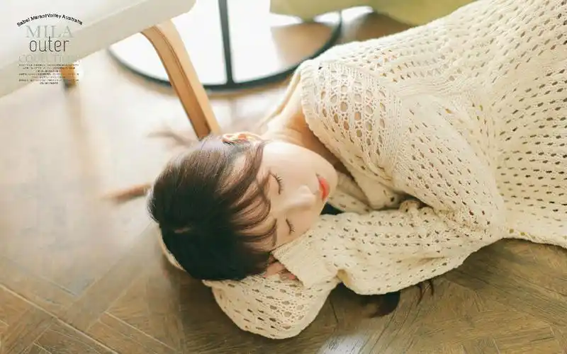 长发美女室内清新唯美写真图片桌面壁纸