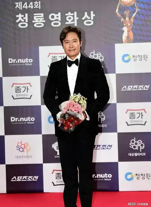 郑有美爆冷夺青龙奖影后汤唯现身颁奖李秉宪二度封帝官宣喜讯