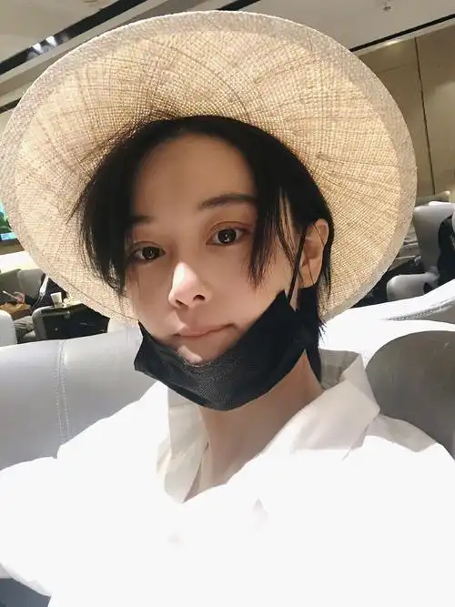 原创张馨予素颜回村戴草帽依然难掩精致脸蛋儿网友仙女回家