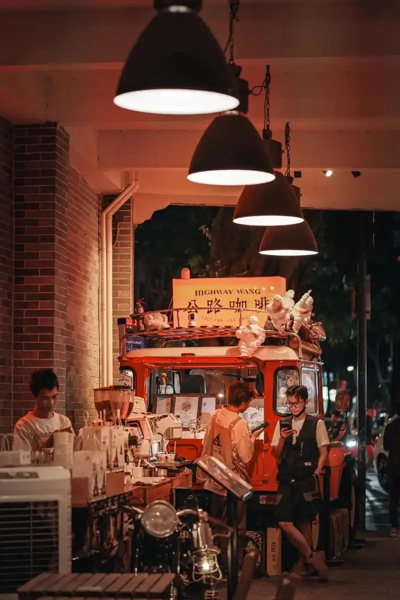 广州街头随拍记录.西关老城区新潮的咖啡店总伴着粤语歌, 陈旧 - 抖音