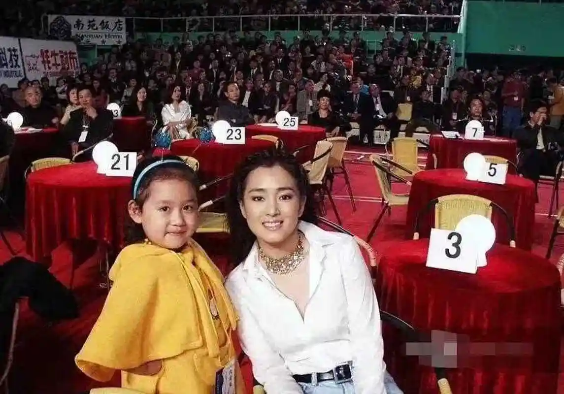 巩俐年轻时就是那样与众不同,自信,阳光,有气质,一件简简单单的白衬衣