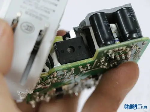 微控制单元)芯片与手机连接后即可自动调节电流电压,当然只有充电器做