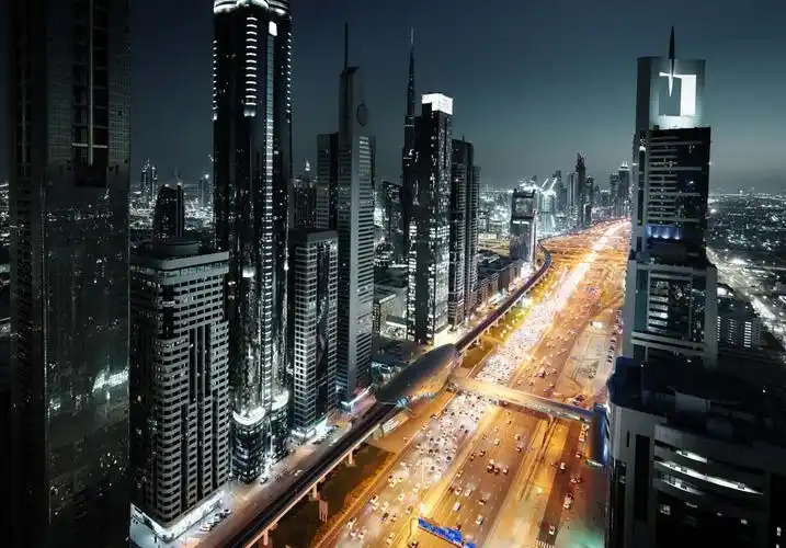 繁华的都市夜景与道路高清图片