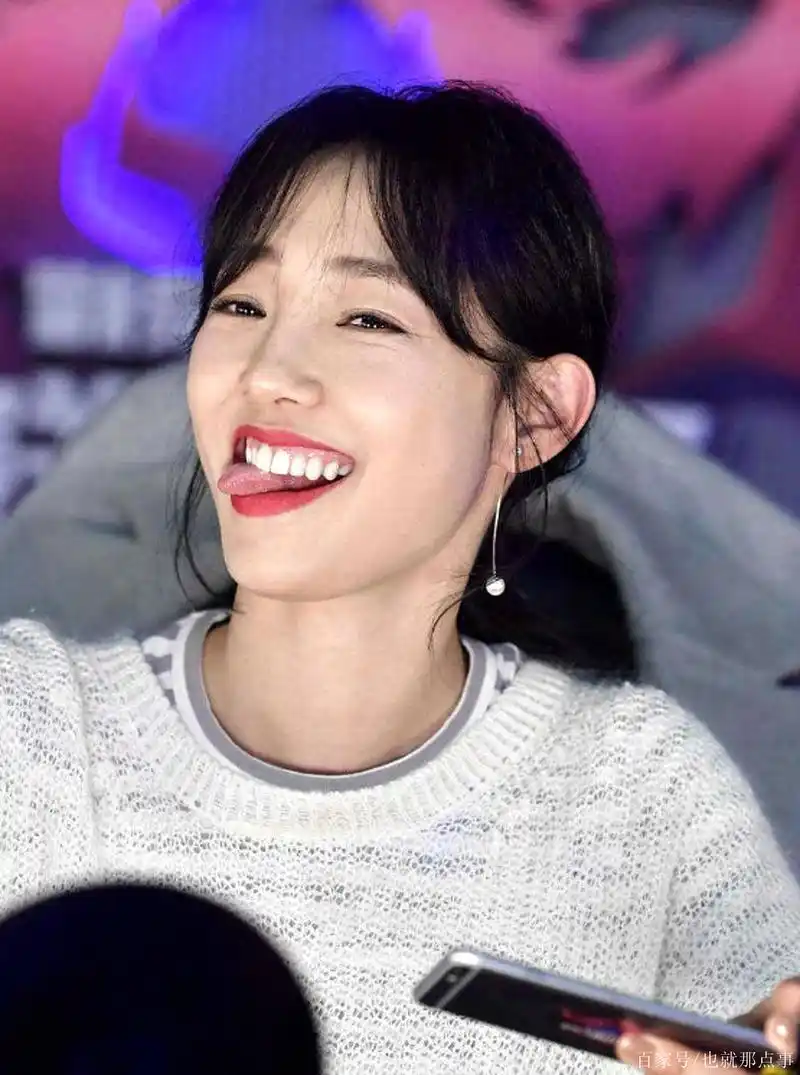 白百何的迷人身材照,图一很是迷人,最后一张表情真是丑到家了!