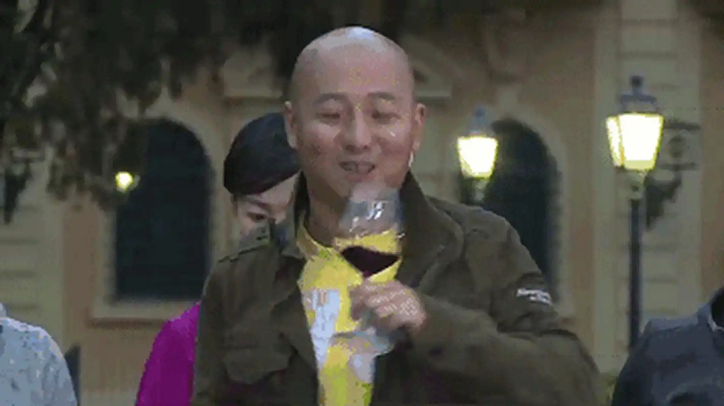 周晓鸥饰演的吴天虽然在电视剧一开始就被刘华强打死,但在整部剧中