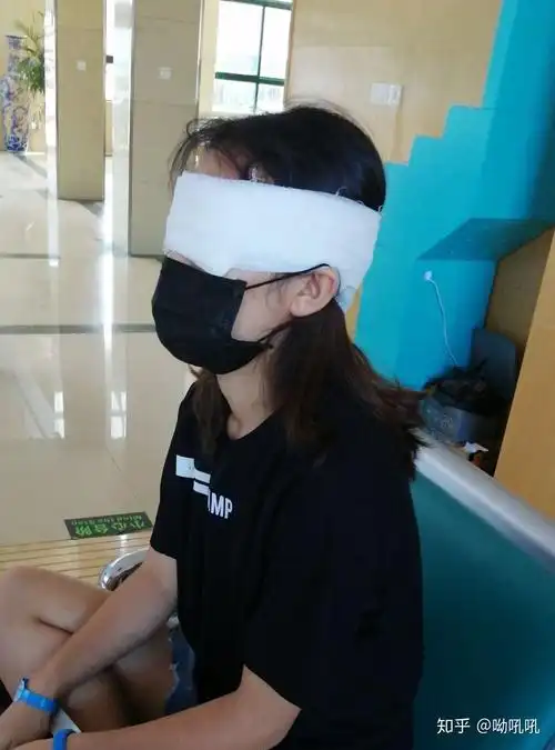 蒙着纱布宛如一个瞎子,感觉真不好受!啥也看不见7.