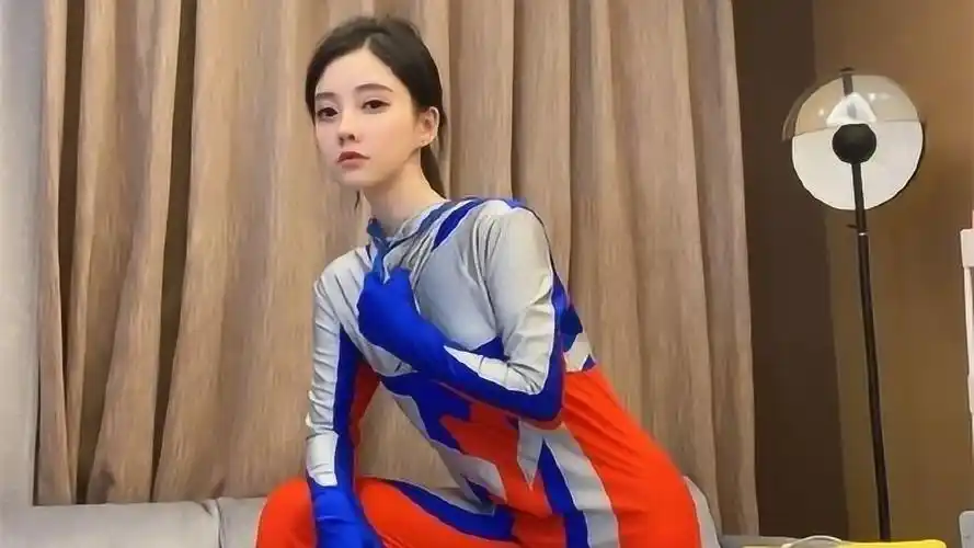 冯提莫cos奥特曼,看到她抬腿到沙发上,网友惊呼太完美