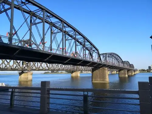 丹东市貌,鸭绿江断桥,鸭绿江对岸的朝鲜