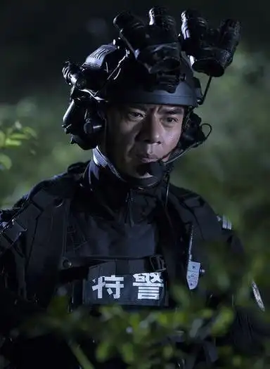 一名犯罪嫌疑人劫持两名人质要求与局长对话,猛虎突击队迅速赶往现场