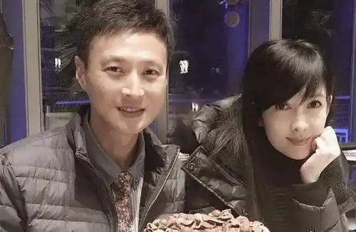 更让人没有想到的是,他们两个在结婚的前一周,倪震还