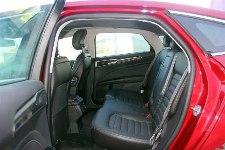 新蒙迪欧后排空间