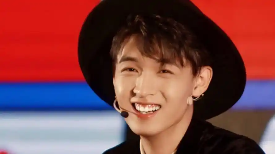 秦霄贤低音炮嗓音太惊艳唱红色高跟鞋引全场女粉尖叫人帅歌美系列