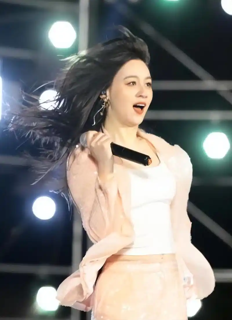 抖音助力成长,中国网红歌手唐艺:被前婆婆誉为"好儿媳"的故事