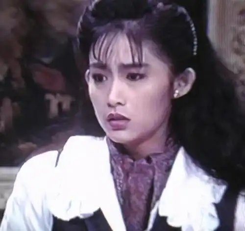 看了官晶华年轻时候的照片,终于明白郑少秋为什么会抛弃沈殿霞了