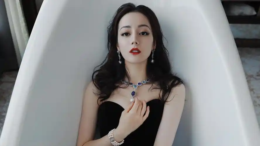 迪丽热巴黑色深v抹胸长裙性感写真