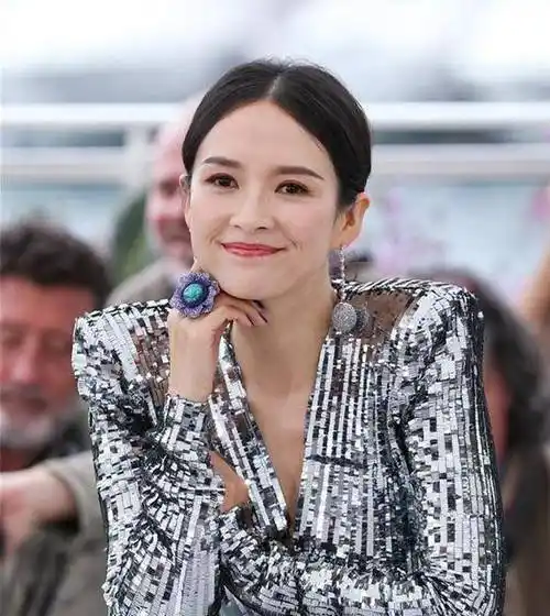 原创出道20年章子怡以前照片被李安扔掉曾害怕戴墨镜的王家卫