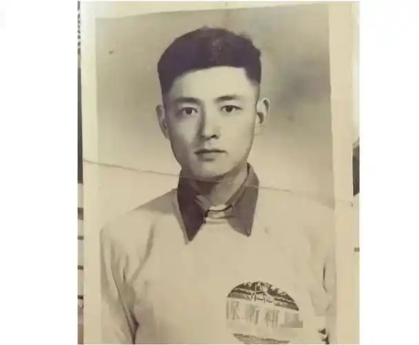 80年代游本昌年轻时的留影那时的他英俊帅气标准的一张男神脸