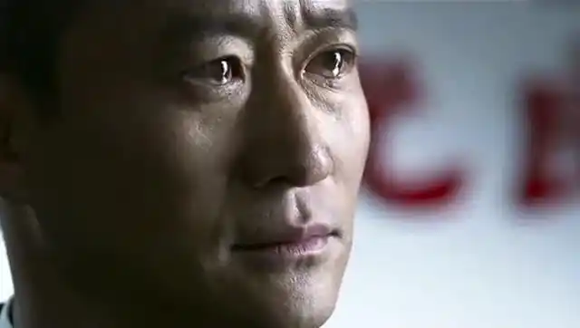 《战狼2》铁汉子吴京哭了,眼泪被甩出来