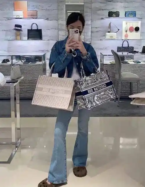 "天王嫂"方媛太会省钱!逛街只买一个包,被爆旧耳钉戴6年不丢