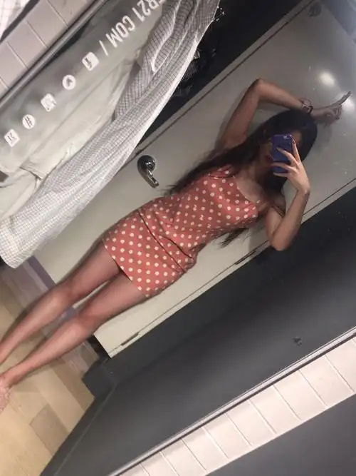 对镜自拍,一秒柯基变腿精