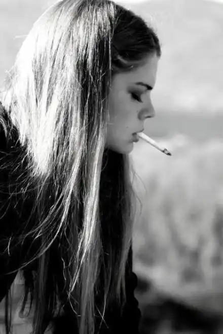 找张图像:唯美夕阳森林边头向左黑衣侧脸闭眼仰头长发伤感女生头像