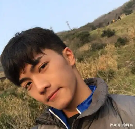 组图:上海视觉艺术学院大二男生,素颜与美颜,差别原来真大!