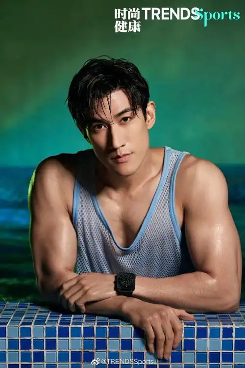 李治廷肌肉线条#脸和身材的反差感这么强烈,真是让我措不及防,键兹忖