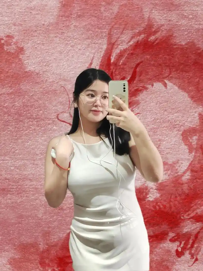 有人懂我吗,真的很爱自拍05.#微胖女人 #对镜拍 #臭美  - 抖音