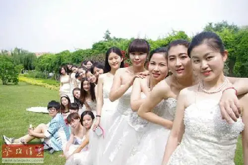 美媒:中国高校女毕业生流行穿婚纱毕业